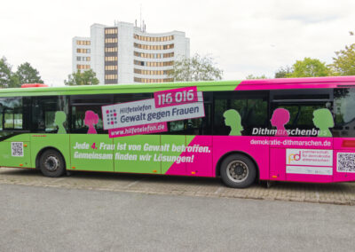 Das Bild zeigt den Kampagnenbus "Hilfetelefon Gewalt gegen Frauen" vor dem Kreishaus